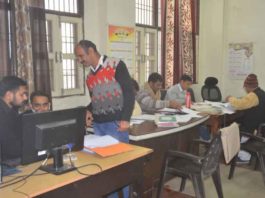 बिना मास्क काम कर रहे कर्मचारियों के डीआरओ ने किए चालान DRO invoices employees sachkahoon