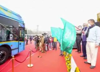 केजरीवाल ने दिल्ली की पहली इलेक्ट्रिक बस को हरी झंडी दिखा किया रवाना Delhi First Electric Bus