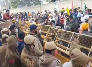 नकली डीएपी बिक्री मामले में गुस्साए किसानों ने घेरा थाना Fake DAP sachkahoon