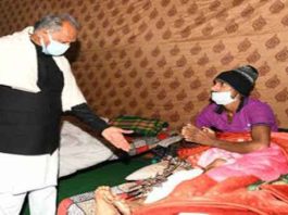 सीएम गहलोत ने जरूरतमंद लोगों को बांटे कम्बल