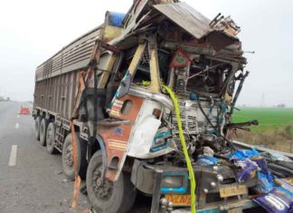 Truck collided with a truck in jhajjar sachkahoon