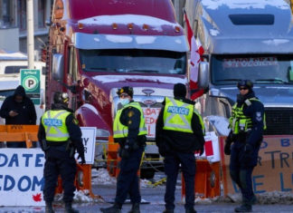 ट्रूडो ने अर्थव्यवस्था बाधित करने के लिए ट्रक ड्राइवरों को घेरा Trucker Protest in Canada