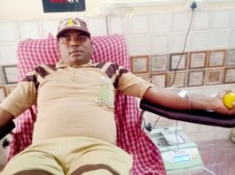 घायल व्यक्ति के इलाज में विजय इन्सां ने किया रक्तदान