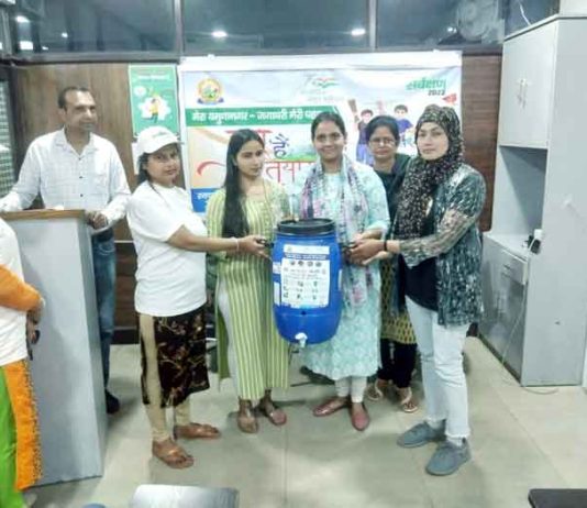 गजब: महिलाओं को स्वच्छ बिन देकर सिखाया किचन वेस्ट से खाद बनाना compost from kitchen waste sachkahoon