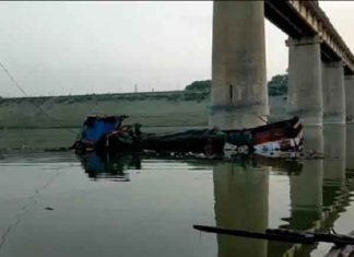 हमीरपुर में भिड़ंत के बाद ट्रक नदी में गिरा,दो मरे Collision in Hamirpur sachkahoon