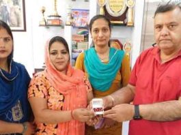 स्कूल में गिरे झुमके लौटाकर अध्यापिका ने दिया ईमानदारी का परिचय honesty sachkahoon