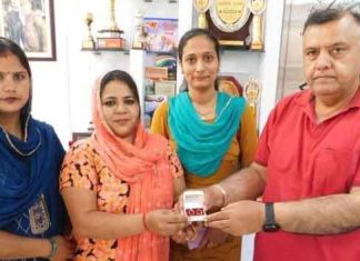 स्कूल में गिरे झुमके लौटाकर अध्यापिका ने दिया ईमानदारी का परिचय honesty sachkahoon