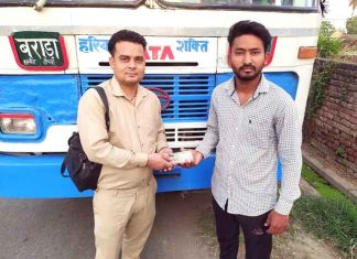 Bus Conductor Showed Honesty sachkahoon