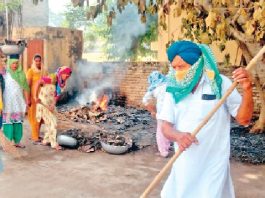 डेरा श्रद्धालुओं ने गांव रौंता के सरकारी अस्पताल में चलाया सफाई अभियान