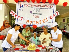 यूथ वीरांगनाओं ने मदर्स डे पर बुजुर्गों को बांटी छड़ियां व क्लॉथ Mother's Day