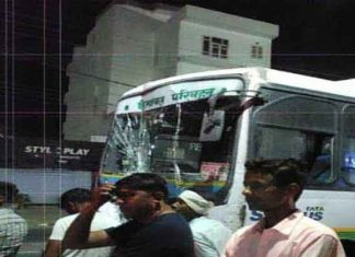 Truck Collides With Bus sachkahoon