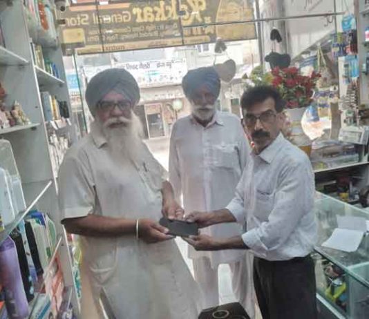 मोबाइल लौटाकर डेरा श्रद्धालु ने पेश की ईमानदारी honesty sachkahoon