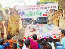 श्रद्धालुओं ने जरूरतमंदों को खाना खिला मनाया जन्मदिन