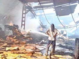 प्लाई बोर्ड फैक्ट्री में लगी आग से लाखों का नुकसान fire