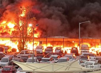 जामिया नगर पार्किंग में लगी आग, अनेक वाहन जले Fire in Jamia Nagar