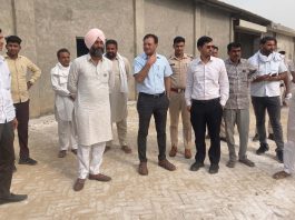 हैचरी फार्म बना लोगों के लिए आफत, लोगों ने फार्म पर जड़ा ताला