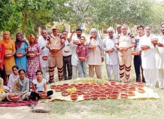 साध-संगत ने लगाए परिंदों के लिए 100 सकोरे