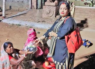 जरूरतमंदों को राशन देकर मनाया जन्मदिन Ration Distribute