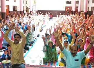 पूज्य गुरुजी के आगमन की खुशी में हुई नामचर्चा, उमड़ा जनसैलाब Namcharcha