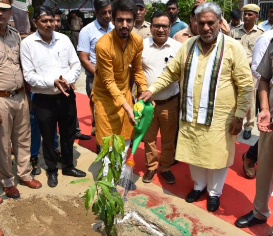 खेतों में पौधों को ना काटें, जंगलो को ना काटें बल्कि ज्यादा से ज्यादा पौधे लगाएं… सांसद पंवार