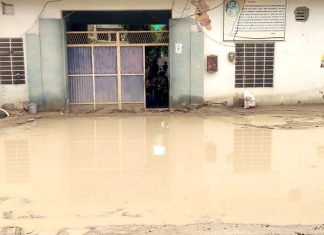 बारिश से गलियों में भरा पानी, गड्ढे में फंसी कार