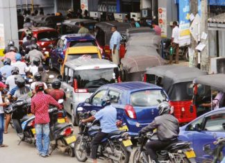 Sri Lanka Crisis : राष्ट्रपति के इस्तीफे के घोषणा के बाद भी श्रीलंका का ईंधन संकट और बिगड़ा Sri Lanka Crisis