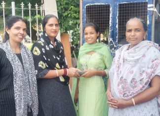 नगदी से भरा पर्स लौटाकर दिखाई ईमानदारी