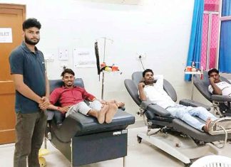 वृद्ध भर्ती मरीज को रक्त दिया