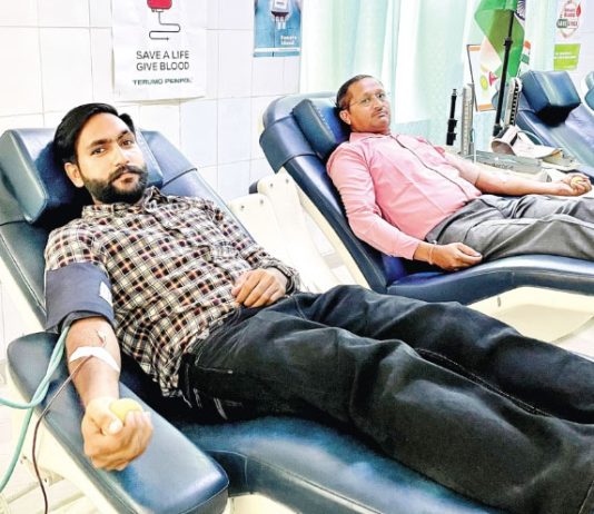 सच कहूँ स्टाफ सदस्य गुरजिन्द्र इन्सां व ब्रह्मपाल इन्सां ने किया रक्तदान Blood Donation