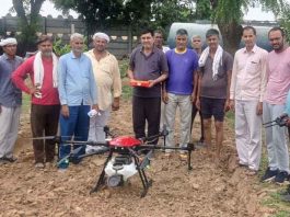 अब खेतों में ड्रोन करेगा कीटनाशकों का छिड़काव