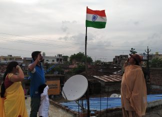 नागपुर के डेरा श्रद्धालु छवि इन्सां ने अपने पोते के जन्म दिन पर तिरंगा फहराया