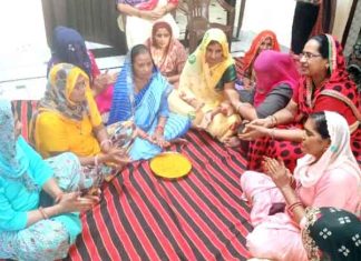 जानें, राजस्थान की साध-संगत क्यों बाट रही है पीले चावल