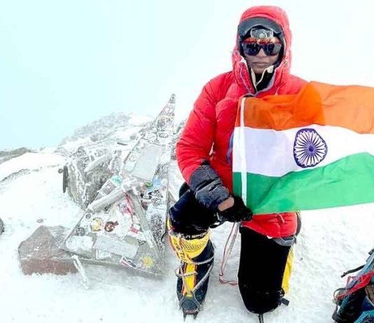 हिसार की बेटी रीना ने माऊंट एल्ब्रूस चोटी पर फहराया तिरंगा