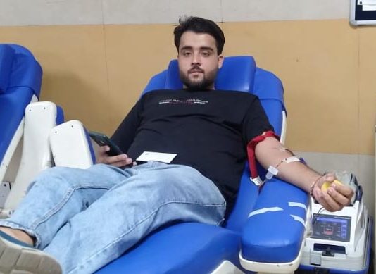 दोस्तों के साथ मिलकर जन्मदिन पर किया थैलेसीमिया पीड़ित बच्चों के लिए खून दान