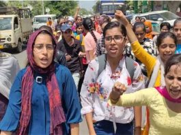 करनाल में सड़कों पर उतरी छात्राएं, नारेबाजी