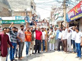 बाजार बंद रखकर सरकारी उदासीनता का विरोध