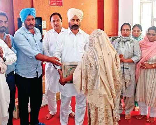 साध-संगत ने लेख सिंह इन्सां को दी श्रद्धांजलि, 10 परिवारों को दिया राशन