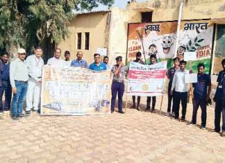 स्वच्छता पखवाड़े के अंतर्गत रेलवे स्टेशन पर की सफाई