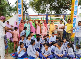 नारायणगढ़ के गांव लोंटो में गुस्साएं परिजनों ने राजकीय मिडल स्कूल पर जड़ा ताला