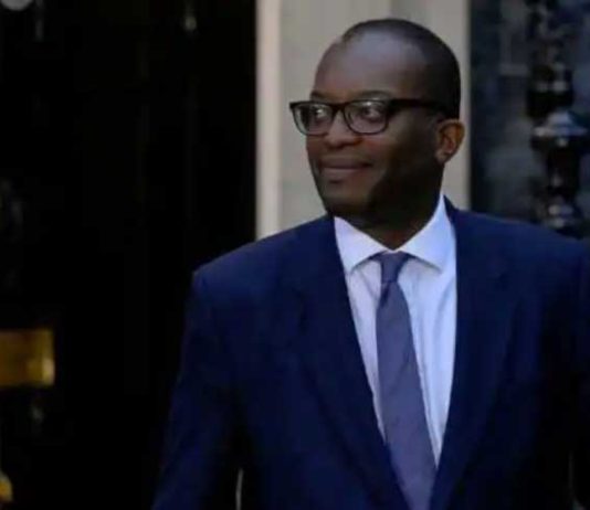ब्रिटेन के वित्त मंत्री क्वार्टेंग ने इस्तीफा दिया Kwasi Kwarteng