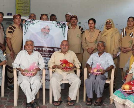 पानीपत की साध-संगत ने वृद्ध आश्रम में जाकर बुजुर्गों को फल वितरित किए Welfare Work