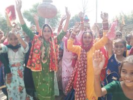 रंग-बिरंगे परिधान पहनकर निकाली जागो dr. msg