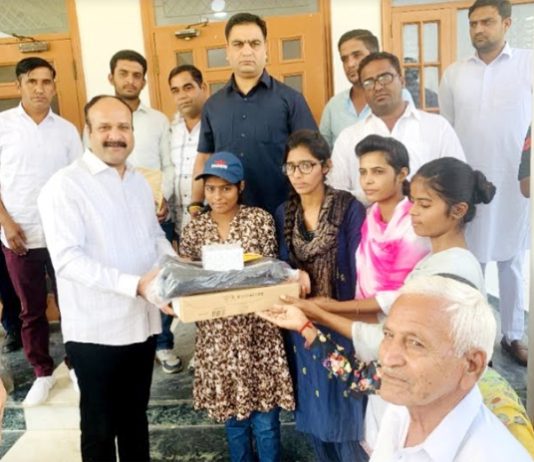 समाजसेवी मीनू बैनिवाल ने लुदेसर गांव की बेटी पूनम को किया सम्मानित Social worker Meenu Bainiwal