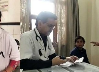 विरोधस्वरूप चिकित्सकों ने काली पट्टी बांध किया कार्य Community Health Center