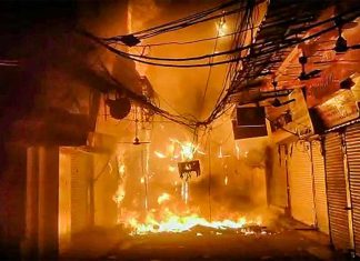 दिल्ली में चांदनी चौक के भागीरथ पैलेस इलेक्ट्रॉनिक मार्केट में लगी भीषण आग Delhi Fire News