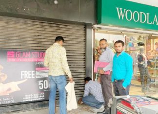 पंचकूला में तीन बड़े शोरूम सील, सेक्टर-9 में बड़ी कार्रवाई show rooms sealed in Panchkula