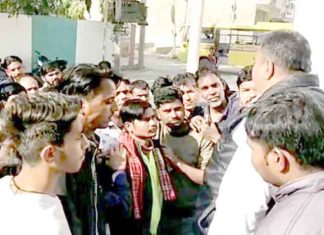 बस स्टैंड रोड से हटवाई फल-सब्जी की रेहडिय़ां, आक्रोशित हुए रेहड़ी संचालक