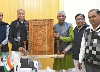 विश्वकर्मा रत्न डॉ. त्रिलोक चन्द ने CM गहलोत को भेंट की प्रतिमा Hanumangarh News