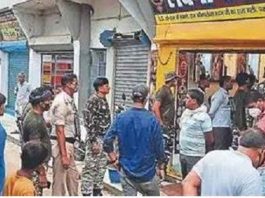 चौकीदारों को बंधक बनाकर बदमाश सरार्फा दुकान से लाखों के जेवर, नगदी ले गये