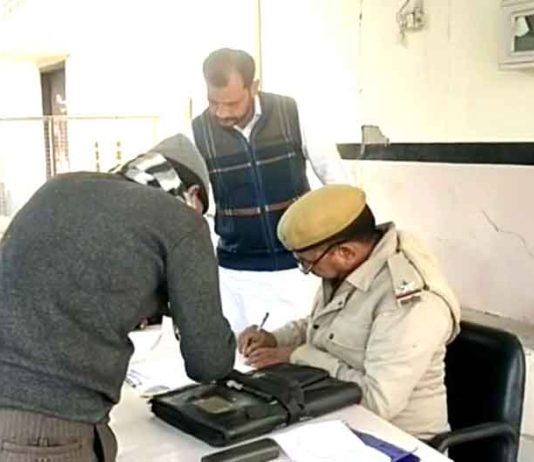 डम्पर से टकराई बाइक, मां की मौत, बेटा घायल